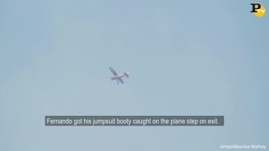 Perù: paracadutista impigliato all’aereo