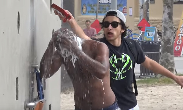 Lo scherzo dello shampoo che non finisce mai