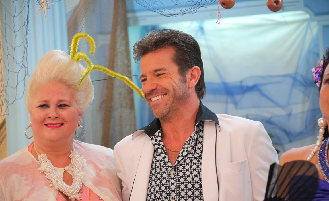 Matrimonio al sud: arriva la torta in farsa Matrimonio al sud: arriva la torta in farsa