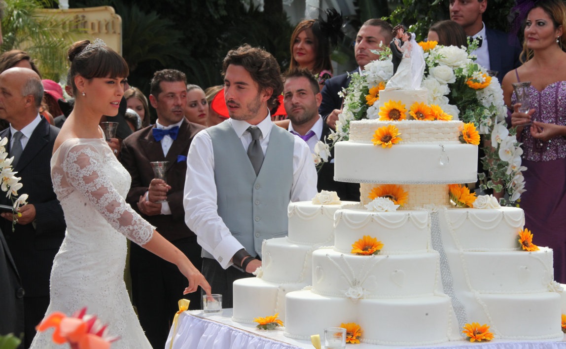 Matrimonio al sud: arriva la torta in farsa Matrimonio al sud: arriva la torta in farsa