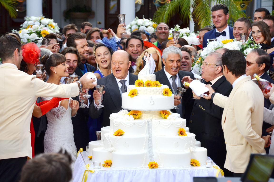 Matrimonio al sud: arriva la torta in farsa Matrimonio al sud: arriva la torta in farsa