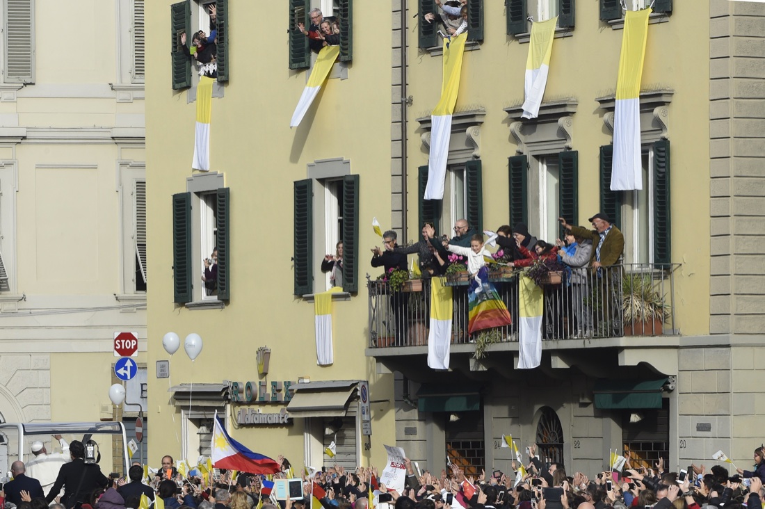 Il Papa a Firenze: la Messa allo stadio Franchi con 50 mila persone – Foto Il Papa a Firenze: la Messa allo stadio Franchi con 50 mila persone – Foto