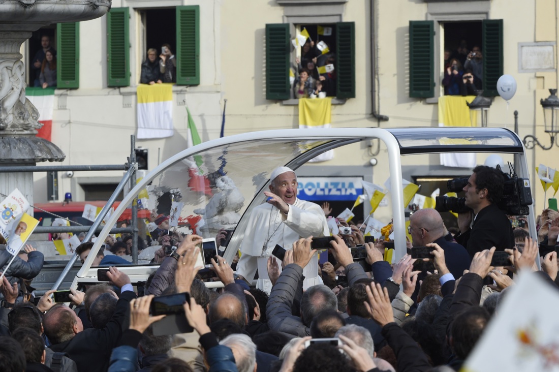 Il Papa a Firenze: la Messa allo stadio Franchi con 50 mila persone – Foto Il Papa a Firenze: la Messa allo stadio Franchi con 50 mila persone – Foto