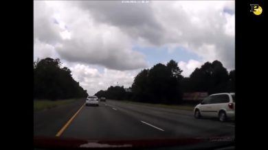 Si addormenta in macchina e finisce fuori strada