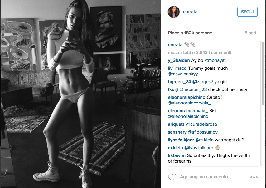 Emily Ratajkowski, nuda per sbaglio sui social