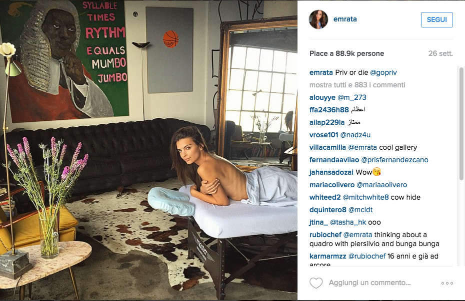 Emily Ratajkowski, nuda per sbaglio sui social