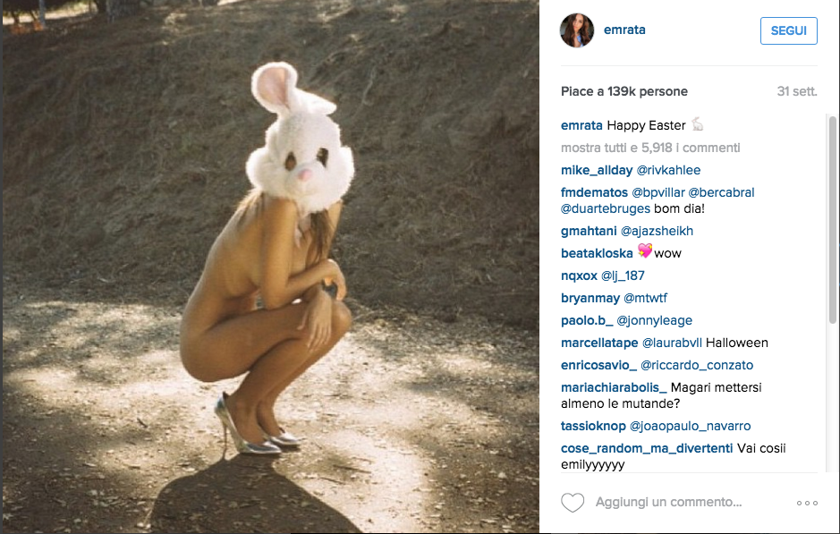 Emily Ratajkowski, nuda per sbaglio sui social