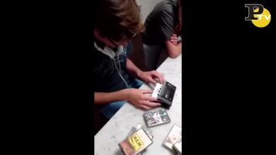 Due adolescenti di oggi alle prese con un walkman