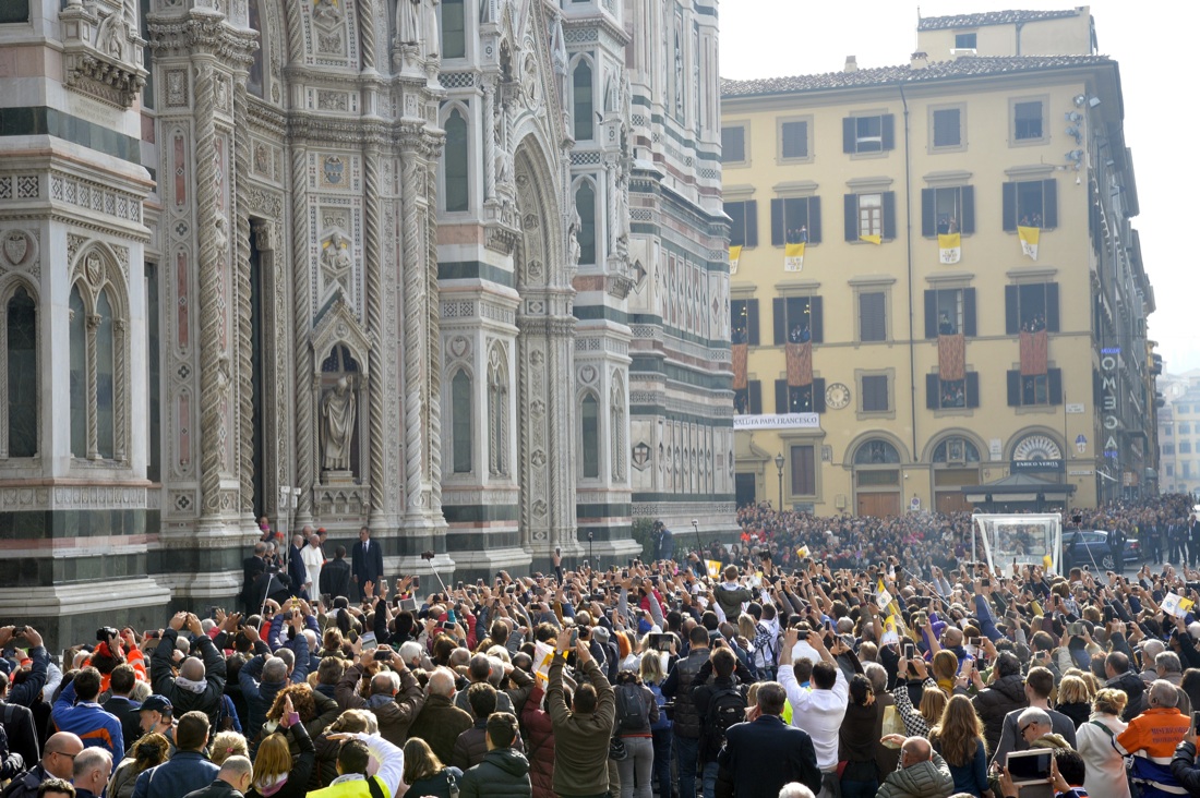 Il Papa a Firenze chiede alla Chiesa di “cambiare forma” Il Papa a Firenze chiede alla Chiesa di “cambiare forma”