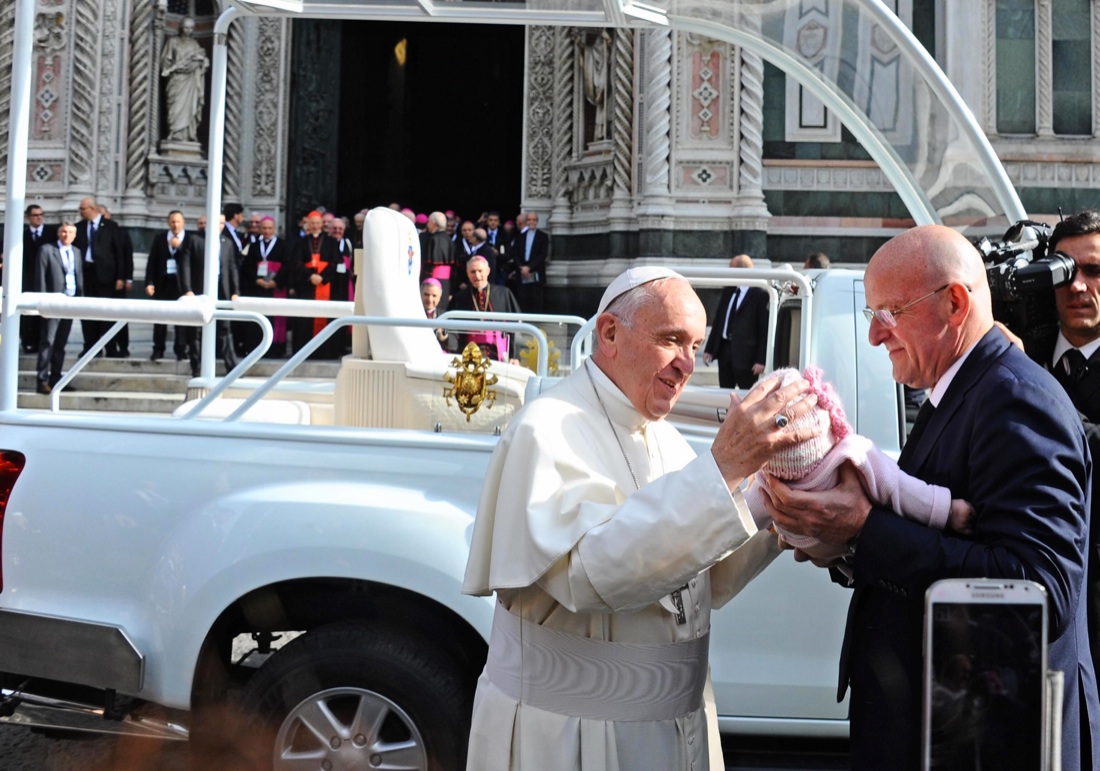 Il Papa a Firenze chiede alla Chiesa di “cambiare forma” Il Papa a Firenze chiede alla Chiesa di “cambiare forma”