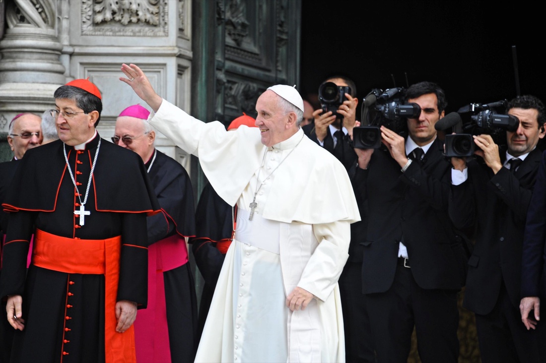 Il Papa a Firenze chiede alla Chiesa di “cambiare forma” Il Papa a Firenze chiede alla Chiesa di “cambiare forma”