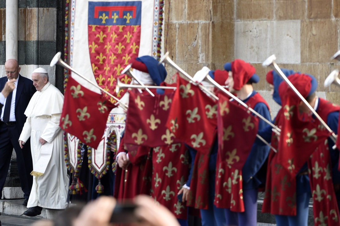 Il Papa a Firenze chiede alla Chiesa di “cambiare forma” Il Papa a Firenze chiede alla Chiesa di “cambiare forma”