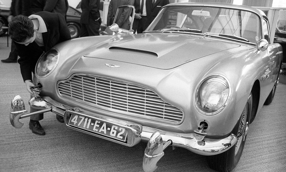 James Bond, non solo Aston Martin: auto, moto e velivoli dello 007 – Foto