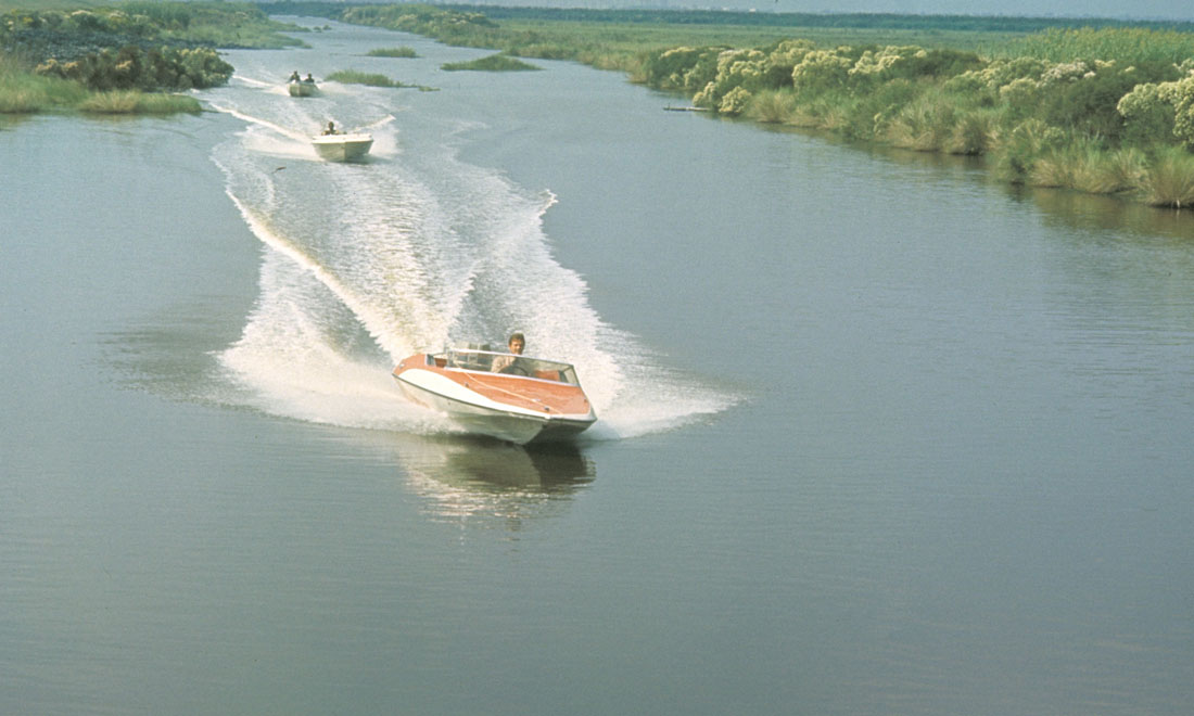 James Bond, non solo Aston Martin: auto, moto e velivoli dello 007 – Foto