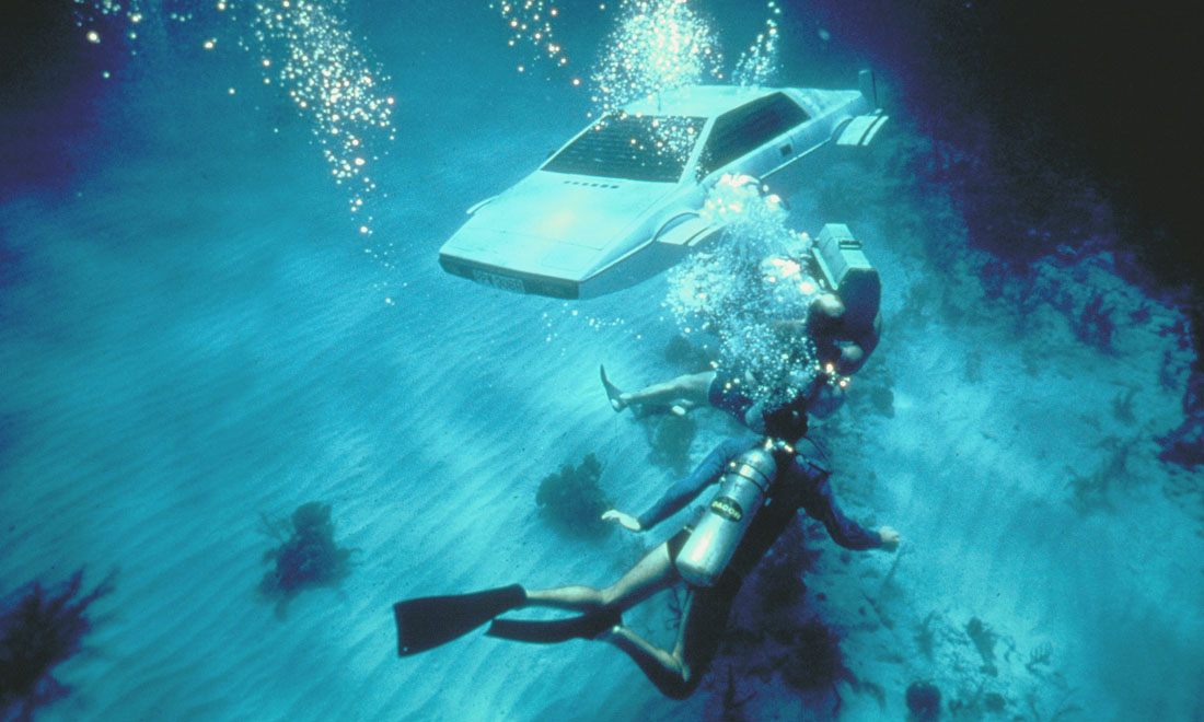 James Bond, non solo Aston Martin: auto, moto e velivoli dello 007 – Foto