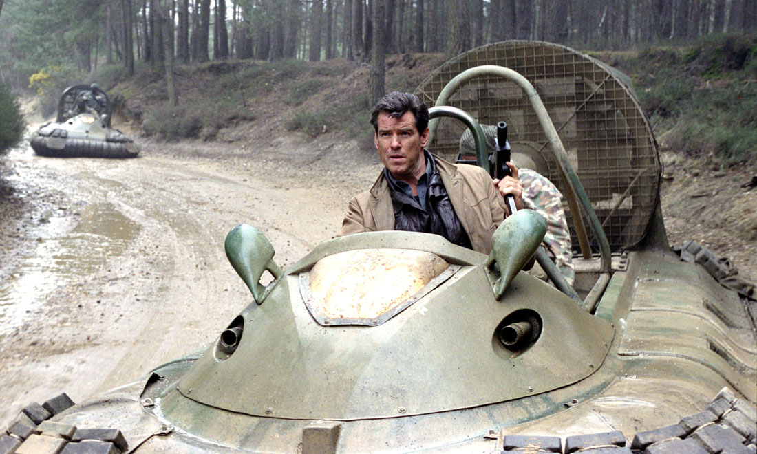 James Bond, non solo Aston Martin: auto, moto e velivoli dello 007 – Foto