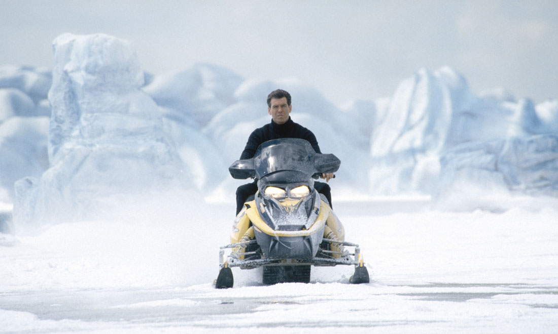 James Bond, non solo Aston Martin: auto, moto e velivoli dello 007 – Foto