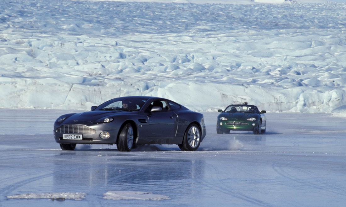 James Bond, non solo Aston Martin: auto, moto e velivoli dello 007 – Foto