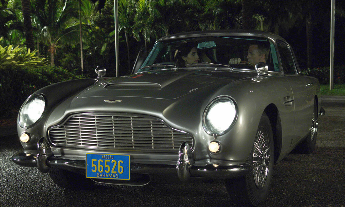 James Bond, non solo Aston Martin: auto, moto e velivoli dello 007 – Foto