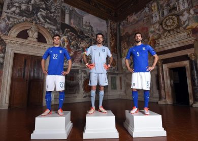 Colletto alto e tricolore: è la maglia dell’Italia per Euro 2016