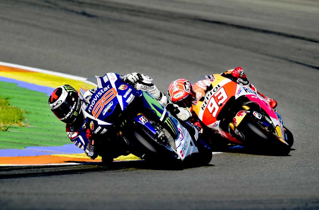 Gp Valencia: foto-cronaca del duello tra Rossi e Lorenzo Gp Valencia: foto-cronaca del duello tra Rossi e Lorenzo