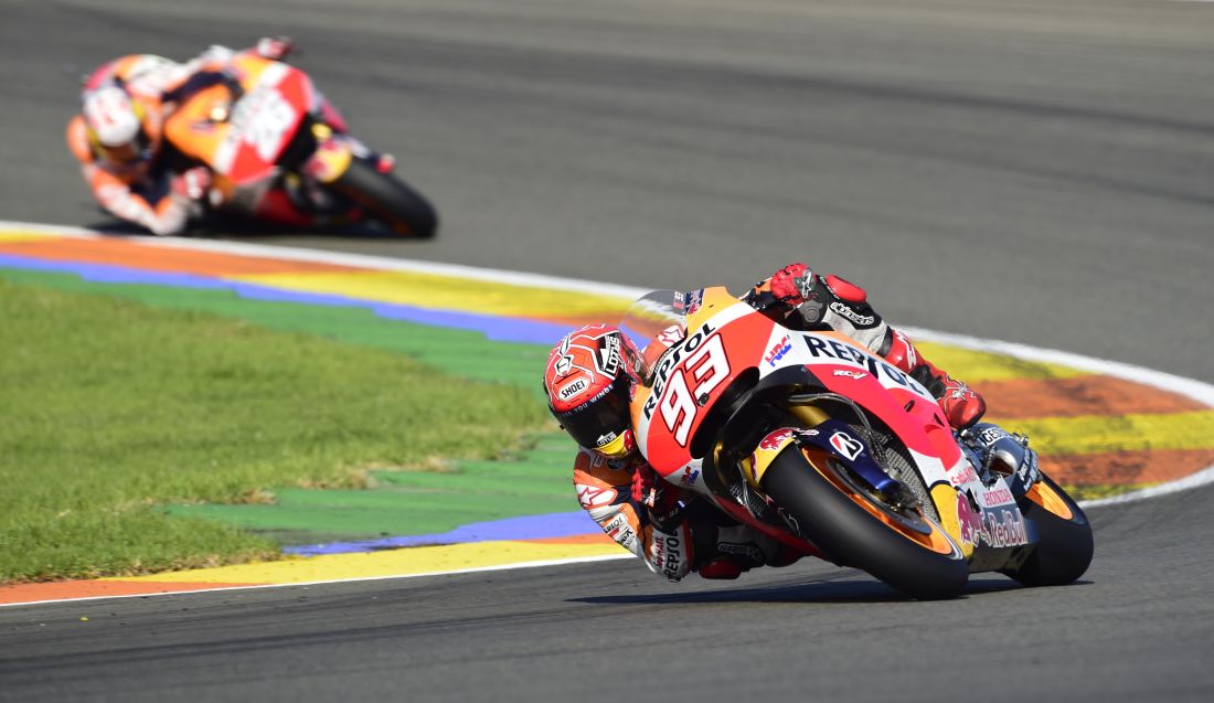 Gp Valencia: foto-cronaca del duello tra Rossi e Lorenzo Gp Valencia: foto-cronaca del duello tra Rossi e Lorenzo