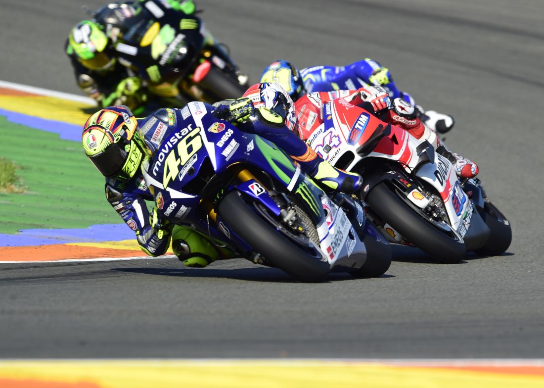 Gp Valencia: foto-cronaca del duello tra Rossi e Lorenzo Gp Valencia: foto-cronaca del duello tra Rossi e Lorenzo
