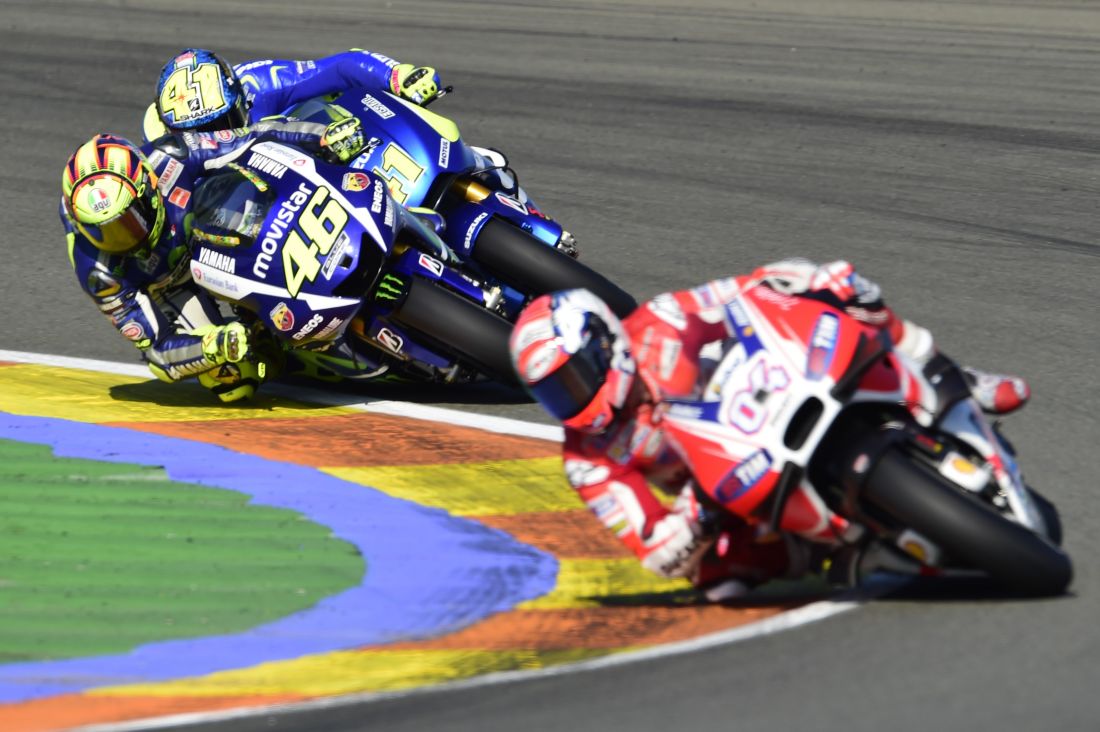 Gp Valencia: foto-cronaca del duello tra Rossi e Lorenzo Gp Valencia: foto-cronaca del duello tra Rossi e Lorenzo