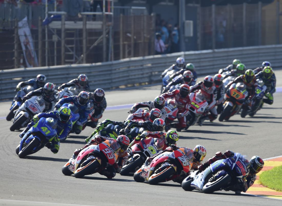 Gp Valencia: foto-cronaca del duello tra Rossi e Lorenzo Gp Valencia: foto-cronaca del duello tra Rossi e Lorenzo