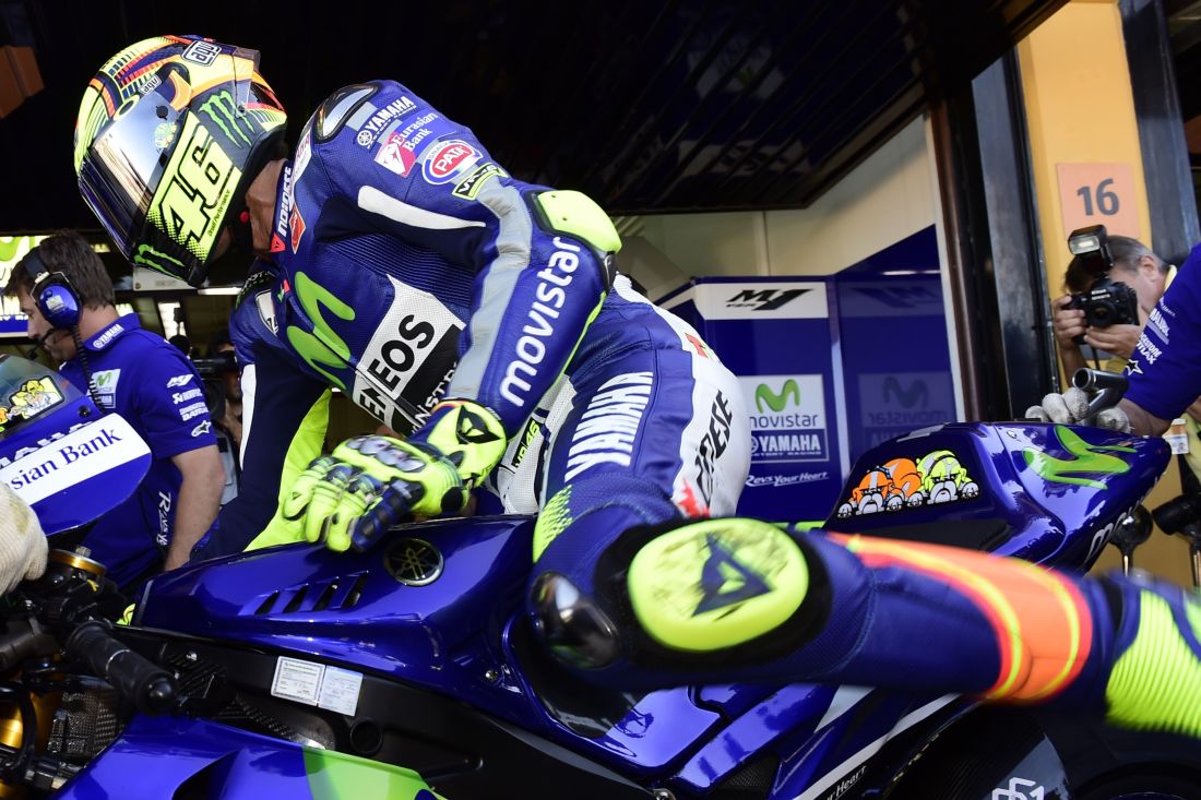 Gp Valencia: foto-cronaca del duello tra Rossi e Lorenzo Gp Valencia: foto-cronaca del duello tra Rossi e Lorenzo