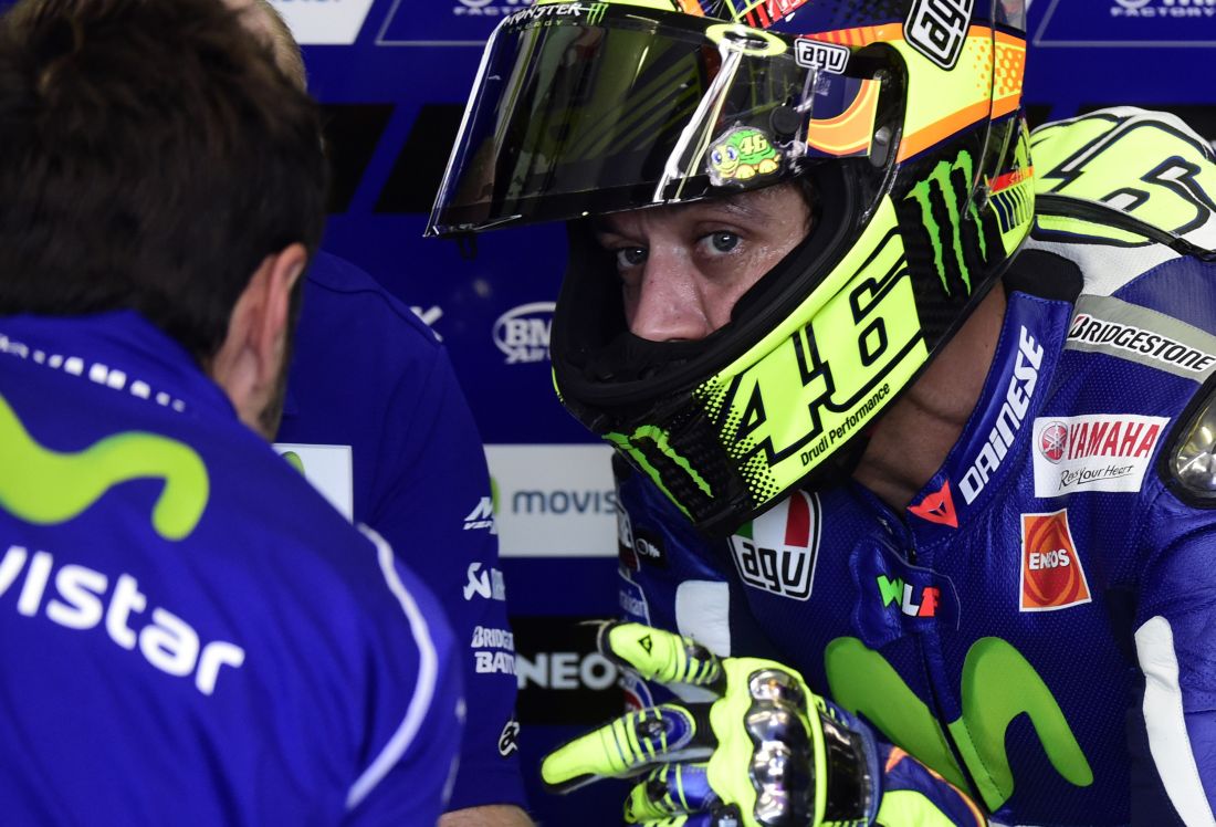 Gp Valencia: foto-cronaca del duello tra Rossi e Lorenzo Gp Valencia: foto-cronaca del duello tra Rossi e Lorenzo