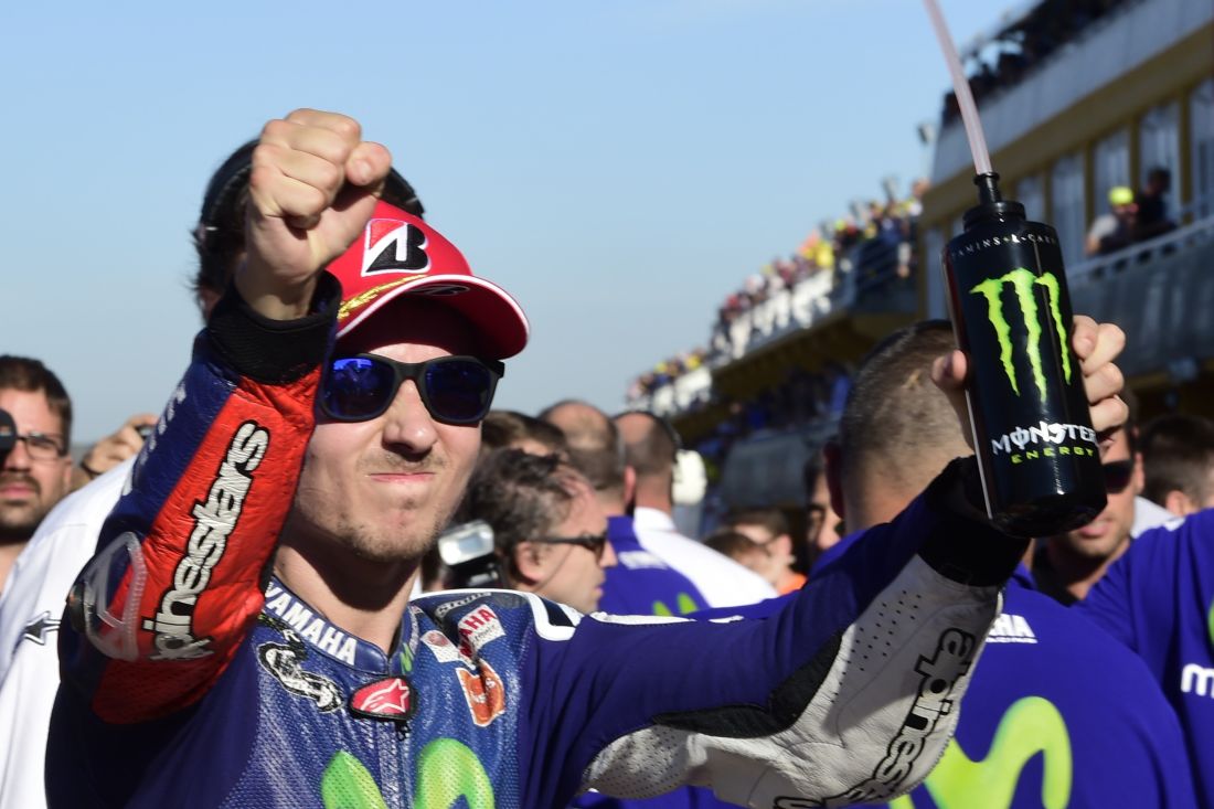 Gp Valencia: foto-cronaca del duello tra Rossi e Lorenzo Gp Valencia: foto-cronaca del duello tra Rossi e Lorenzo