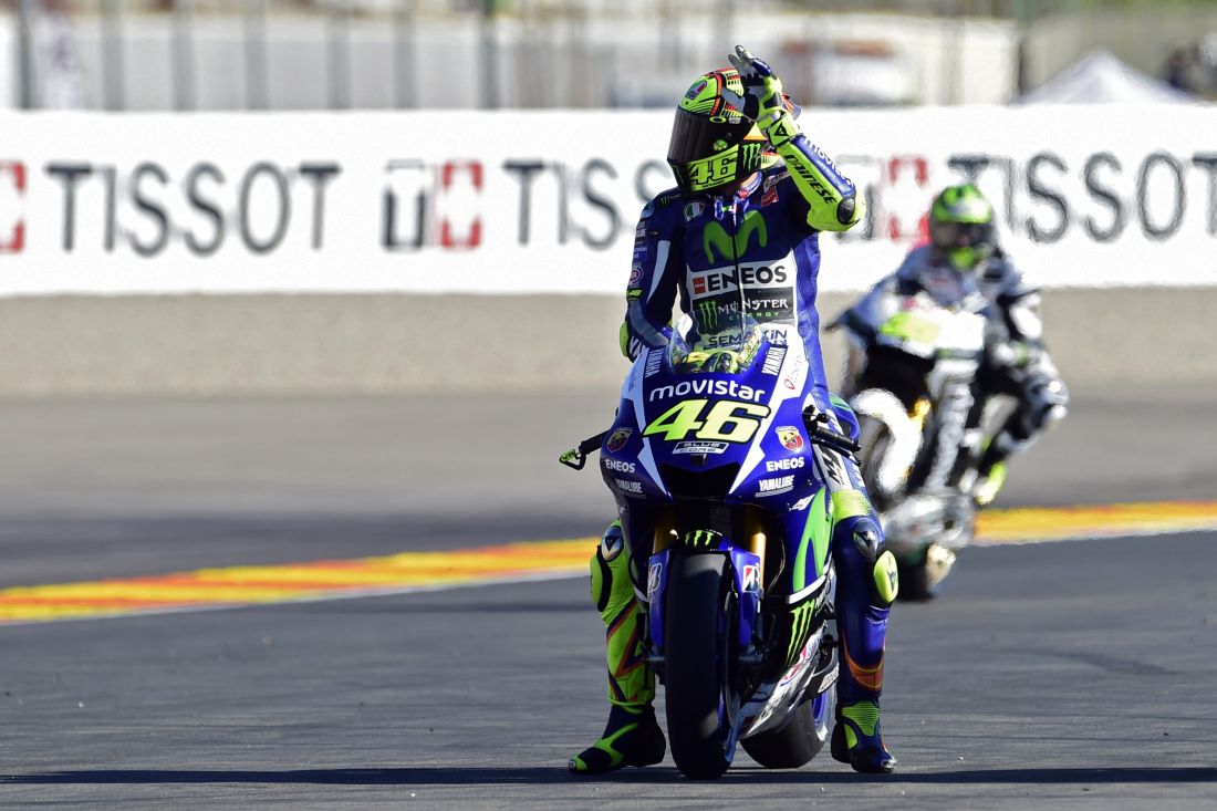 Gp Valencia: foto-cronaca del duello tra Rossi e Lorenzo Gp Valencia: foto-cronaca del duello tra Rossi e Lorenzo