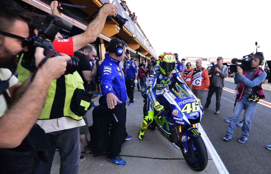 Gp Valencia: foto-cronaca del duello tra Rossi e Lorenzo Gp Valencia: foto-cronaca del duello tra Rossi e Lorenzo