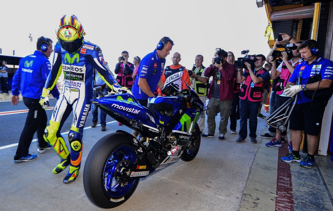 Gp Valencia: foto-cronaca del duello tra Rossi e Lorenzo Gp Valencia: foto-cronaca del duello tra Rossi e Lorenzo