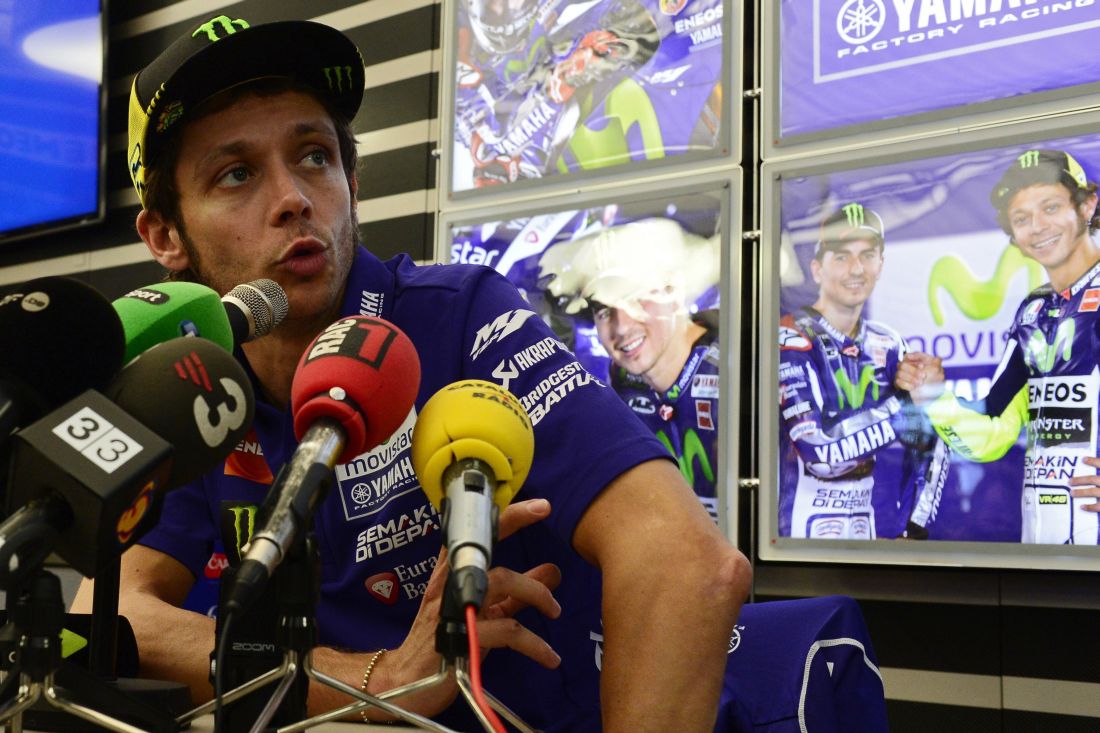 Gp Valencia: foto-cronaca del duello tra Rossi e Lorenzo Gp Valencia: foto-cronaca del duello tra Rossi e Lorenzo