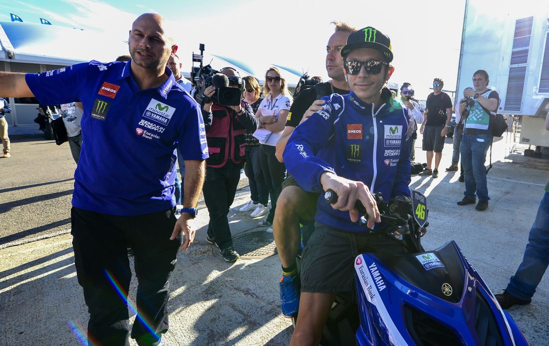 Gp Valencia: foto-cronaca del duello tra Rossi e Lorenzo Gp Valencia: foto-cronaca del duello tra Rossi e Lorenzo