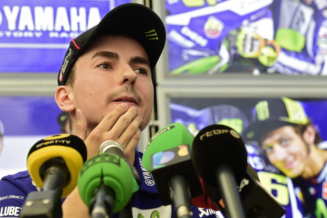Gp Valencia: foto-cronaca del duello tra Rossi e Lorenzo Gp Valencia: foto-cronaca del duello tra Rossi e Lorenzo
