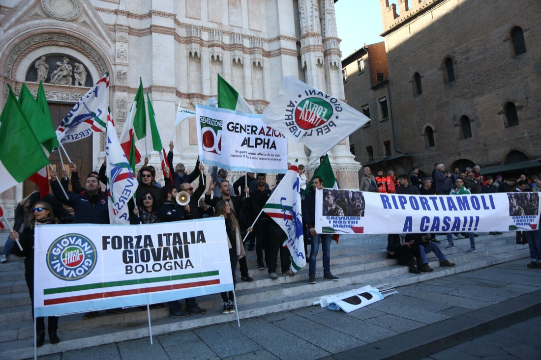 Lega a Bologna, cortei di protesta e tensioni – Foto