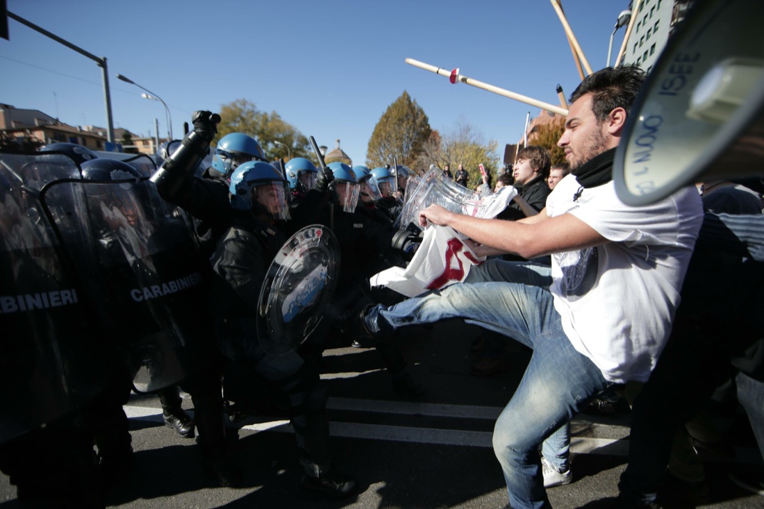 Lega a Bologna, cortei di protesta e tensioni – Foto