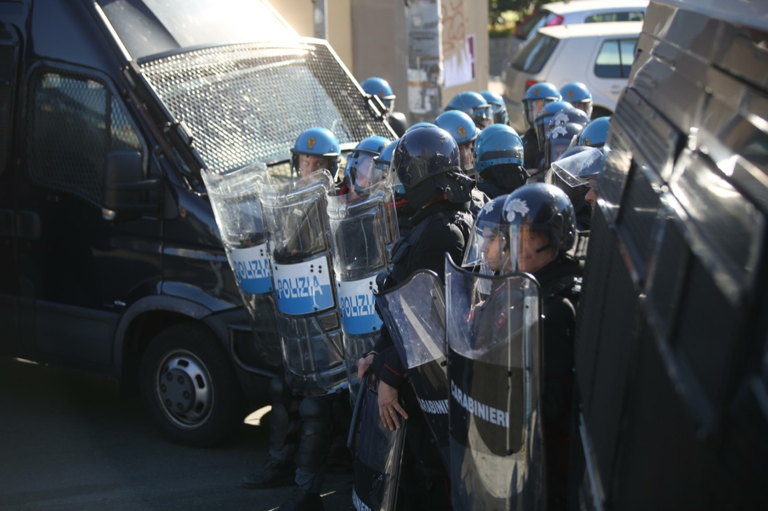 Lega a Bologna, cortei di protesta e tensioni – Foto