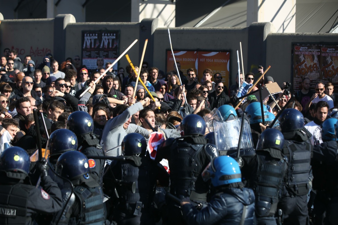 Lega a Bologna, cortei di protesta e tensioni – Foto