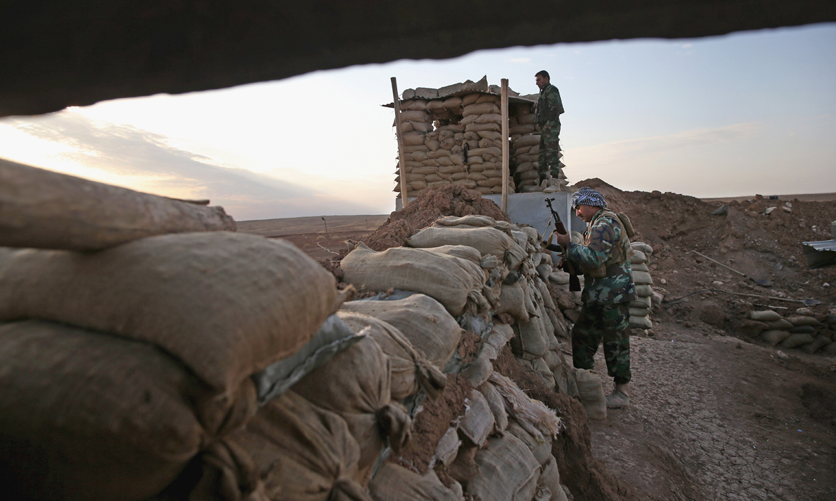 Peshmerga curdi contro l’ISIS in Iraq: foto dal fronte