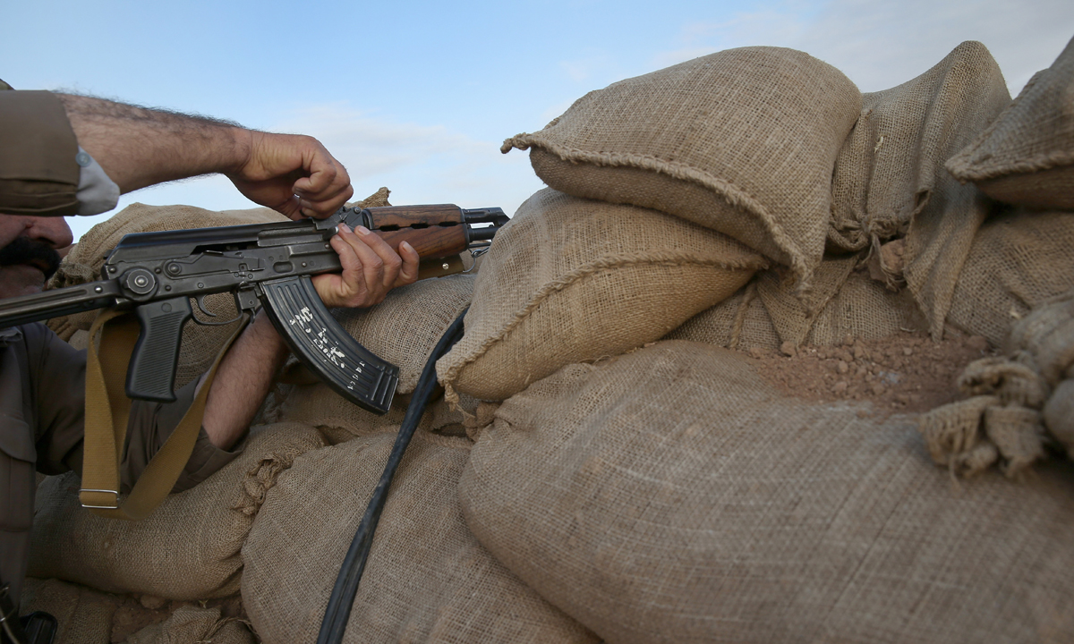 Peshmerga curdi contro l’ISIS in Iraq: foto dal fronte
