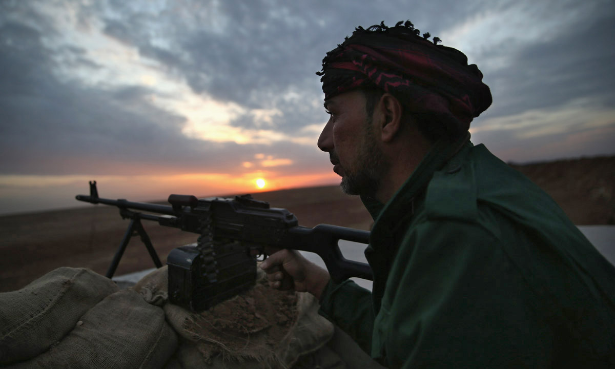 Peshmerga curdi contro l’ISIS in Iraq: foto dal fronte