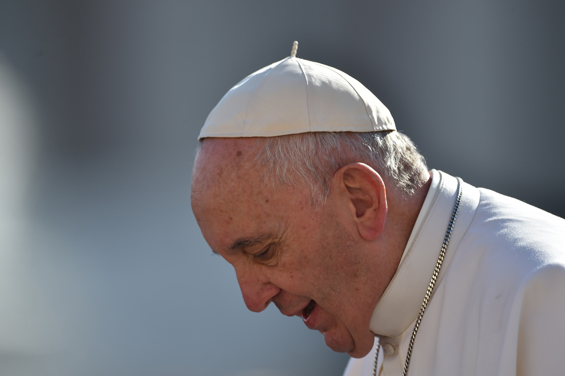 Papa Francesco: “Che tristezza i vescovi e i preti attaccati ai soldi”