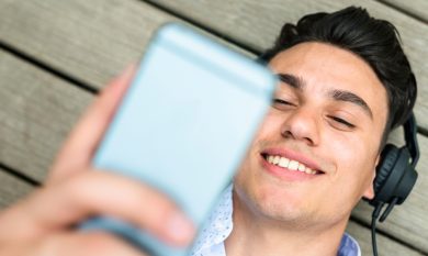 Come cambia Facebook con l’arrivo delle Music Stories