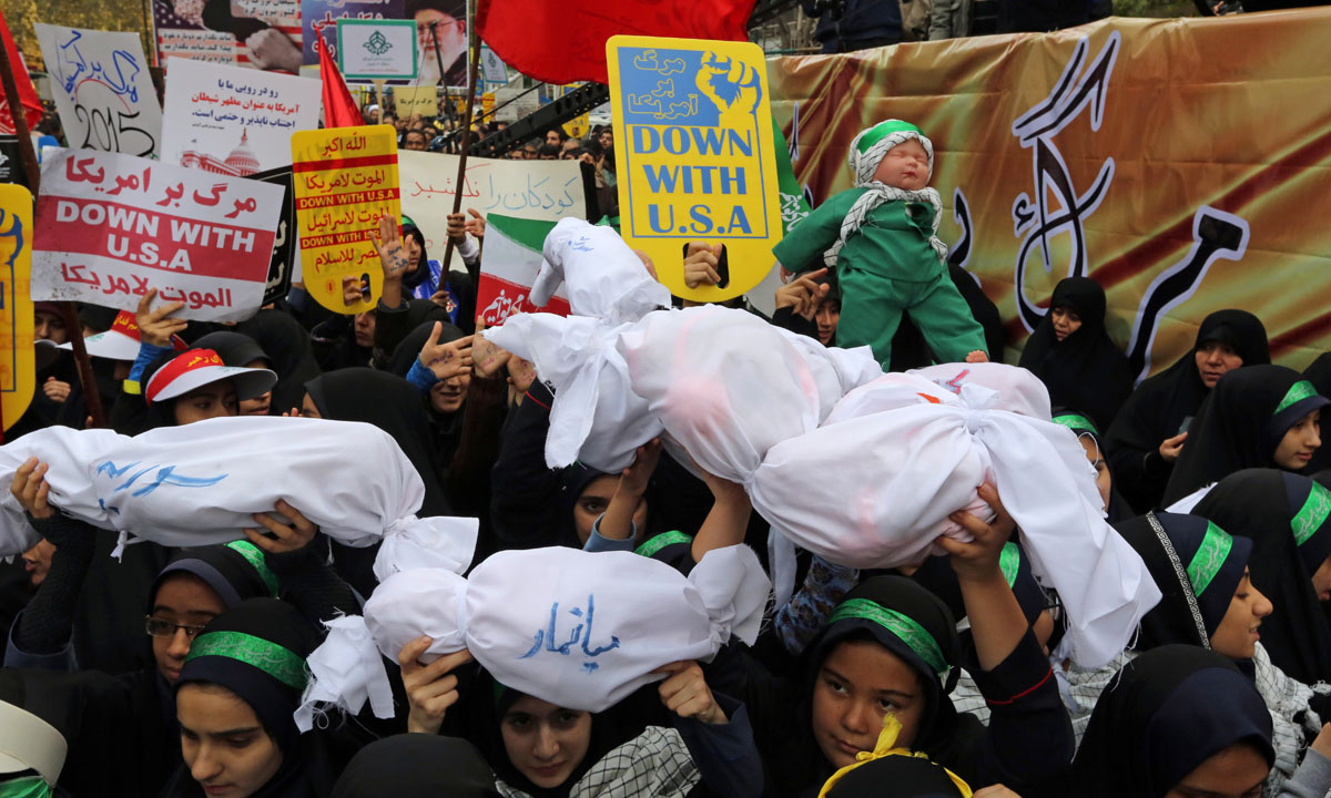 Iran, torna il rogo delle bandiere USA – Foto