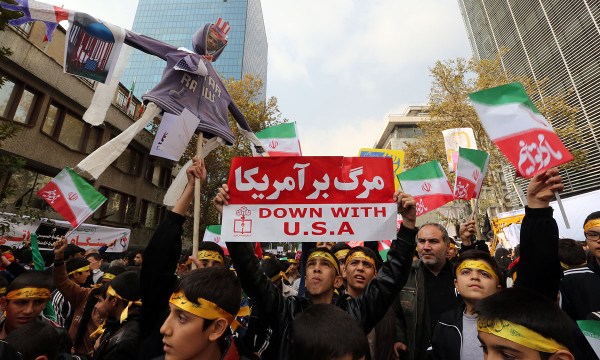 Iran, torna il rogo delle bandiere USA – Foto