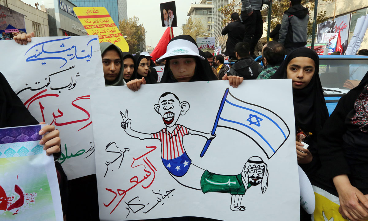 Iran, torna il rogo delle bandiere USA – Foto